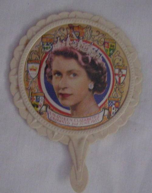 MIRROR WITH QUEEN ELIZABETH