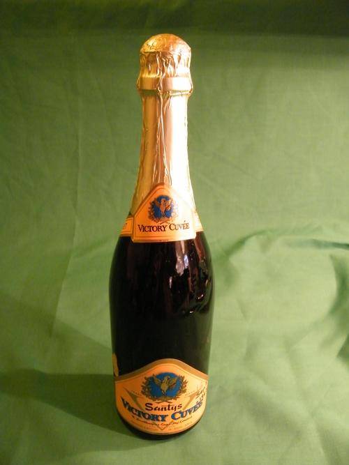 VINTAGE 1942 UNOPENED SANTYS VICTORY CUVEE CHAMPAGNE BOTTLE (REDUCED)
