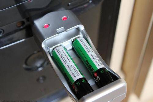 **FREE COMBINED SHIPPING** USB BATTERY CHARGER FOR AA OR AAA BATTERIES