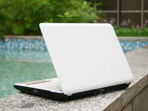 **HIGH GLOSS WHITE NOTEBOOK, WI-FI, 250GB HDD, 10.2' LED WIDE SCREEN, 1GB RAM WITH WIN 7 ULTIMATE**