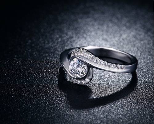 AMAZING!! Ring With 27 Simulated Diamonds Size 6; 7; 8 US
