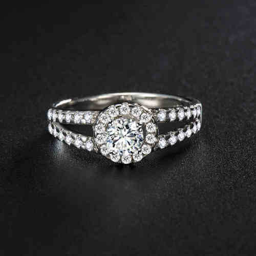 GORGEOUS!! Ring With Simulated Diamonds Size 6 US