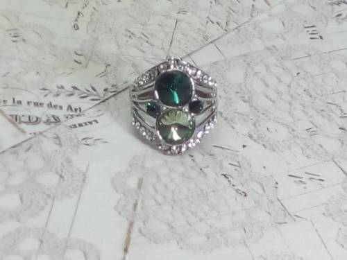 GORGEOUS! Ring With 1,75 Carat Simulated Diamonds, Garnet and Emerald Stones Size 8 US