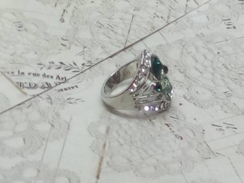 GORGEOUS! Ring With 1,75 Carat Simulated Diamonds, Garnet and Emerald Stones Size 8 US