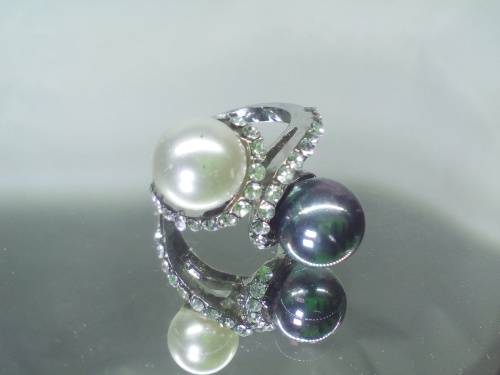 Gorgeous!  Ring With Simulated Diamonds And Simulated Pearl Size 7