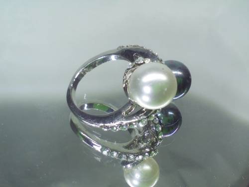 Gorgeous!  Ring With Simulated Diamonds And Simulated Pearl Size 7