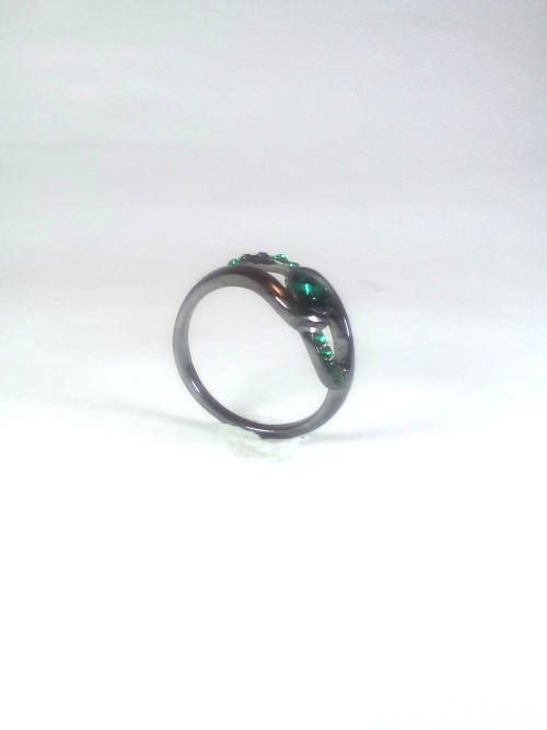 AMAZING! 1,75 Carat Simulated Emeralds Size 8 US