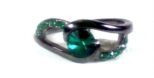 AMAZING! 1,75 Carat Simulated Emeralds Size 8 US