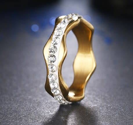 RETAIL PRICE: R 1 299 Titanium Ring With Simulated Diamonds Size 7 US SILVER