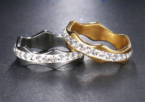 RETAIL PRICE: R 1 299 Titanium Ring With Simulated Diamonds Size 7 US SILVER