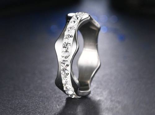 RETAIL PRICE: R 1 299 Titanium Ring With Simulated Diamonds Size 7 US SILVER