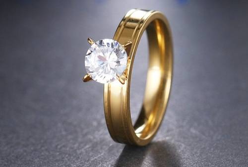 RETAIL PRICE: R 2 599 Titanium Princess Cut Ring With Simulated Diamond Size 9 US