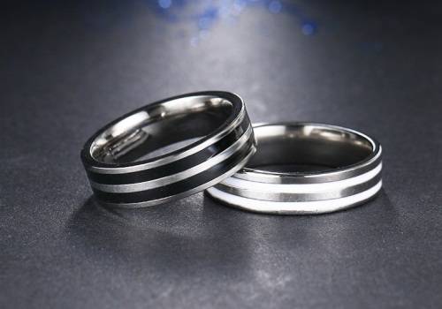 RETAIL PRICE: R 999 Titanium Ring (SILVER&WHITE) Size 9 US