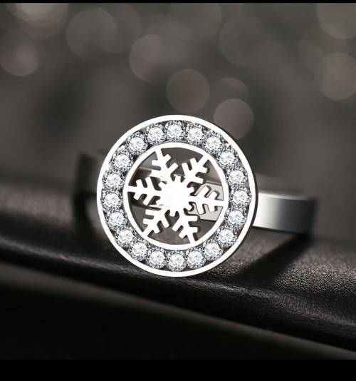 RETAIL PRICE: R 1 999 Titanium Snowflake Ring With Simulated Diamond Size 10 US (SILVER)