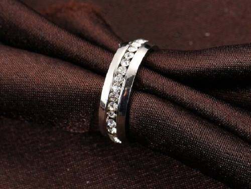RETAIL PRICE: R 1 299 (NEVER FADE) Titanium Ring With Simulated Diamonds Size 10 US (SILVER ONLY)