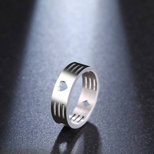 RETAIL PRICE:R 999 (NEVER FADE) Titanium Heart Ring Size 8 US (SILVER ONLY)