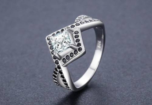 *SOLID 925 STERLING SILVER  0.75CT SQUAR TENTION RING *