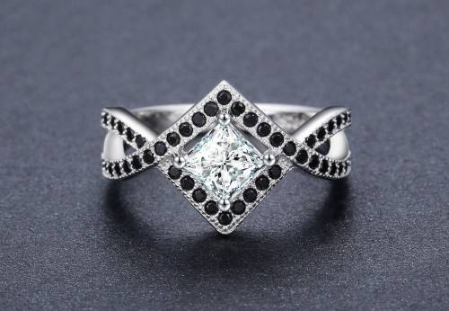 *SOLID 925 STERLING SILVER  0.75CT SQUAR TENTION RING *