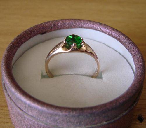 LATE ENTRY : GORGEOUS 9ct GOLD RING WITH 5.5mm GREEN EMERALD STONE : SIZE 8