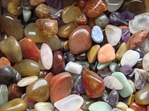 BOX FULL OF TUMBLED SEMI PRECIOUS STONES, LARGE AND SMALL APPROX 3Kg
