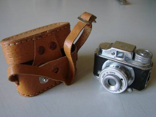 VINTAGE ANTIQUE MINATURE SPY CAMERA WITH LEATHER COVER : MADE IN JAPAN : UNTESTED