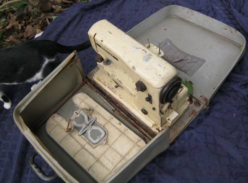 1950¿s ? Nostaligic Sewing Machine