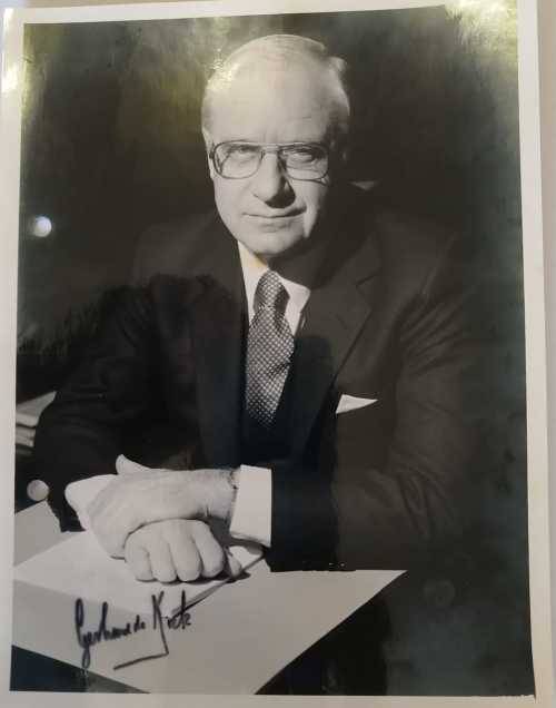G.P.C de Kock signed photo and Reserve Bank Letter with Bank Notes