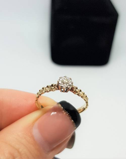 WOW!!!Solid 9ct gold with SOLITAIRE DIAMOND