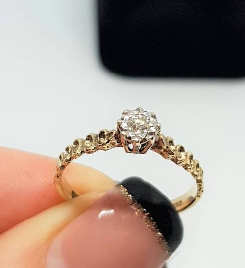 WOW!!!Solid 9ct gold with SOLITAIRE DIAMOND