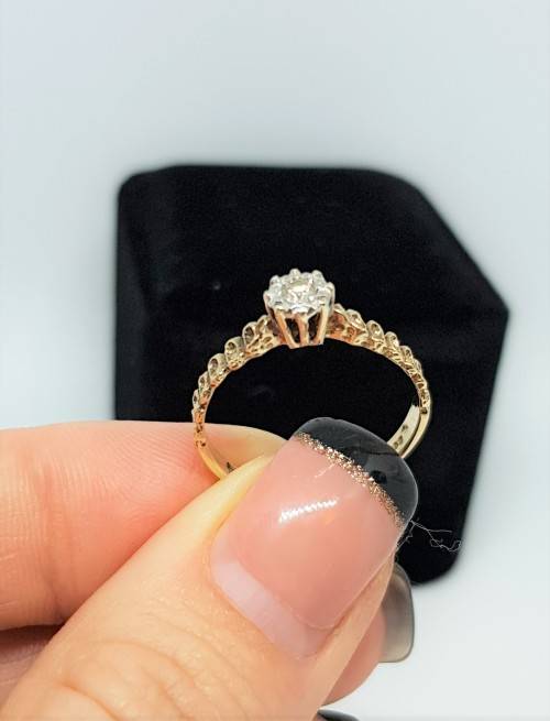 WOW!!!Solid 9ct gold with SOLITAIRE DIAMOND