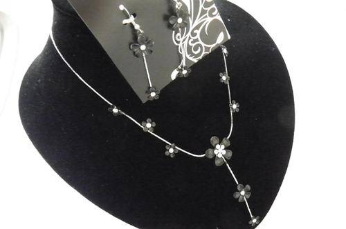 BLACK FLOWER DETAIL NECKLACE & EARRING SET