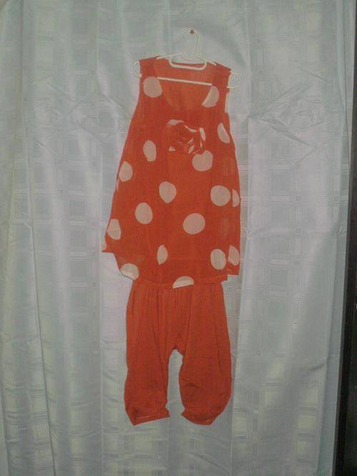 2 piece set with flower detail. Girls age 2/3