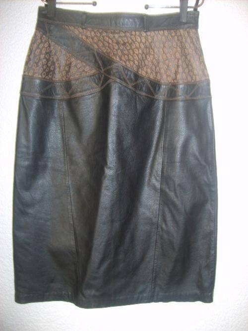 Geniune Leather mid length skirt. From Pelle New York. Nice detail. A classy classic. Size 12