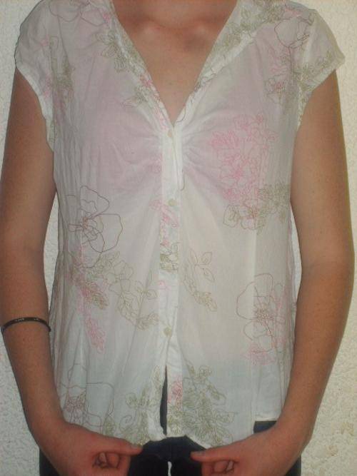 PRETTY BUTTON SHORT SLEEVE SHIRT. SIZE 14. AS NEW