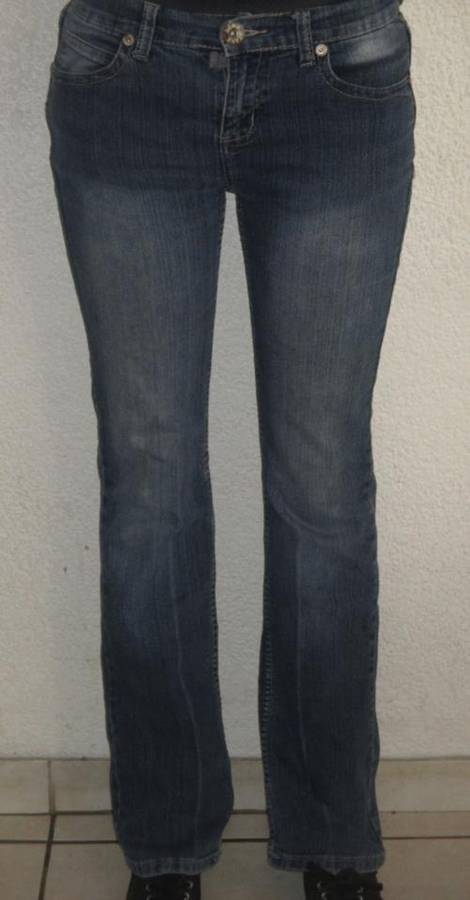 STRAIGH LEG BLUE JEAN. SIZE 36. CONDITION VERY GOOD