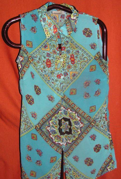 PATTERNED BLUE SLEEVELESS SHIRT. MILADYS. SIZE 40. CONDITION: AS NEW