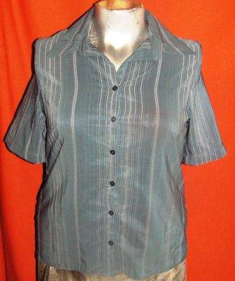 DIRTY BLUE SHORT SLEEVE SHIRT. SLIGHT STRETCH. SIZE 16 CONDITION: VERY GOOD