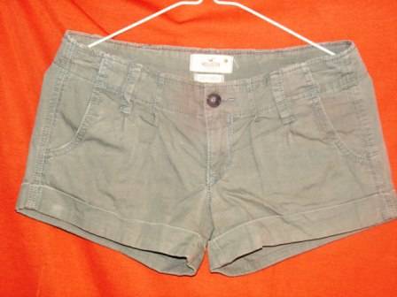 KHAKI GREEN STRETCHY COTTON BLEND SHORT SHORTS. HOLLISTER. SIZE 8. CONDITION: VERY GOOD