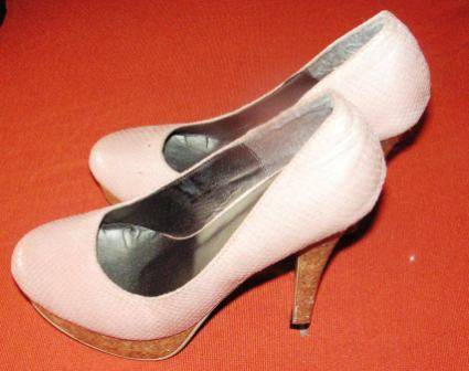 LIGHT PINK VERY HIGH HEEL SNAKE SKIN IMMITATION SHOE. SIZE 5. CONDITION: GOOD