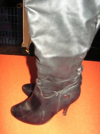 LONG LENGTH HIGH HEEL BOOT. SIZE 4. RAGE. CONDITION: VERY GOOD