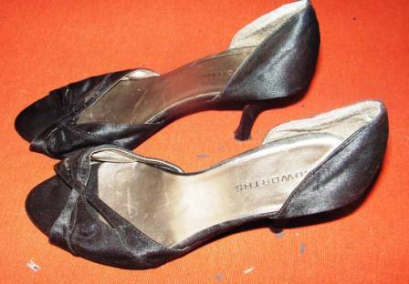 MEDIUM HEEL BLACK OPEN TOE SHOE. SILK LIKE MATERIAL. TRUWORTHS. SIZE 5. CONDITION: VERY GOOD