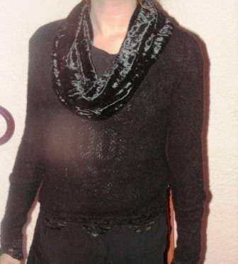 BLACK LONG SLEEVE KNIT WITH VELVET SCARF TYPE COLLAR. SMALL. CONDITION: GOOD