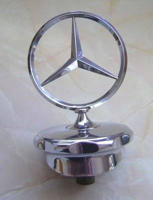 Mercedes  Benz   W124  of  1986  Grille  Emblem