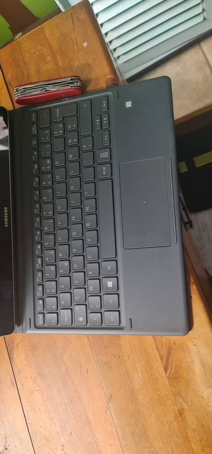 Samsung Galaxy Book 12.5 inch i5 (7th Gen) 4 gig ram Win tablet with S pen and Keyboard cover