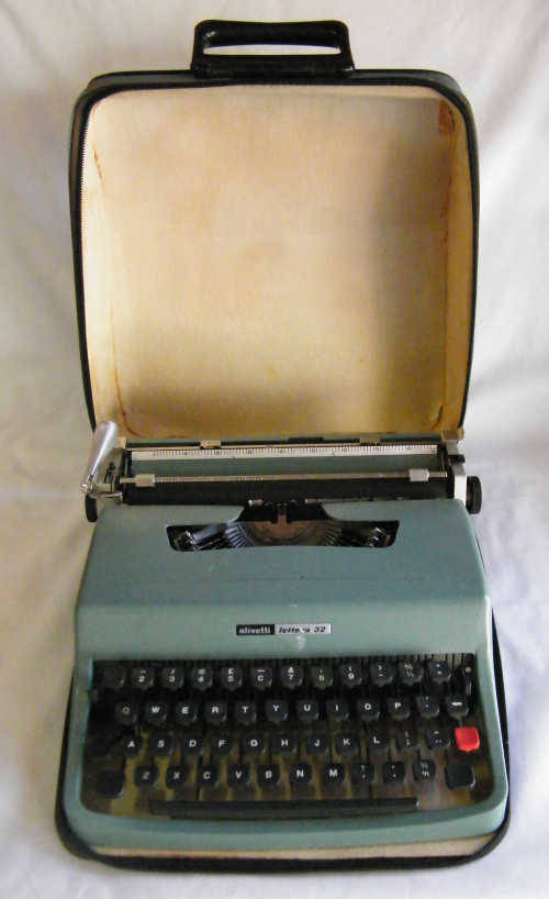 Olivetti Lettera 32 Typewriter in case - as per photo