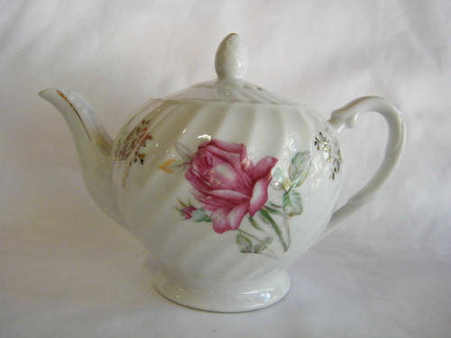 Flower pattern tea pot - as per photo