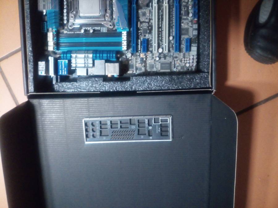 ASUS P9X79 DELUXE LGA 2011 X79 SATA 6Gb/s USB 3.0 ATX Intel Motherboard