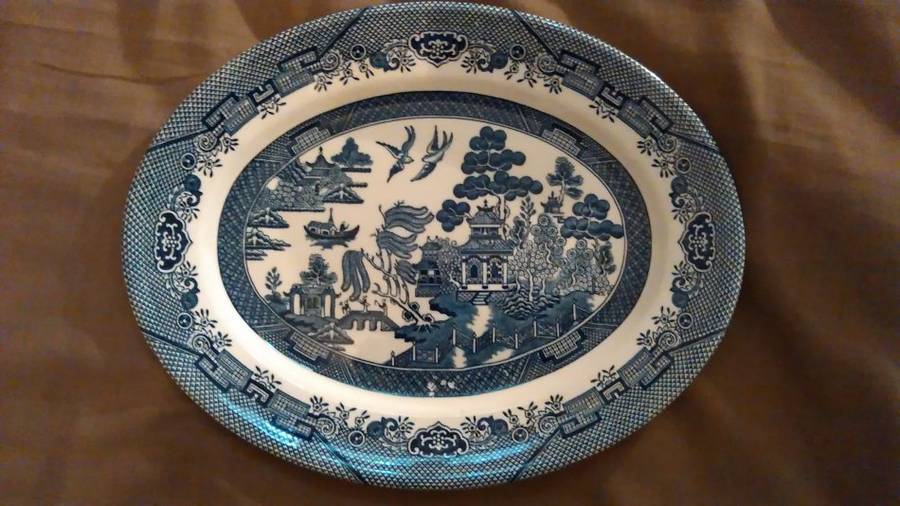 Blue Willow Churchill  oval serving platter in great condition 31.5 x 25 cm
