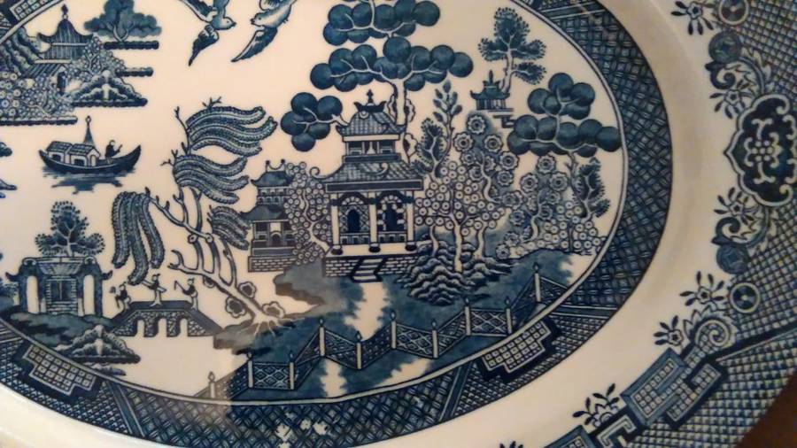 Blue Willow Churchill  oval serving platter in great condition 31.5 x 25 cm