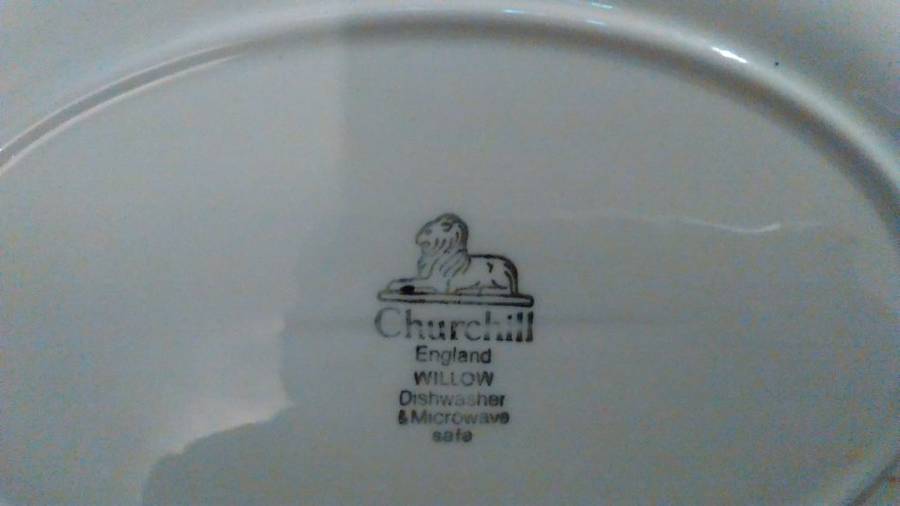 Blue Willow Churchill  oval serving platter in great condition 31.5 x 25 cm